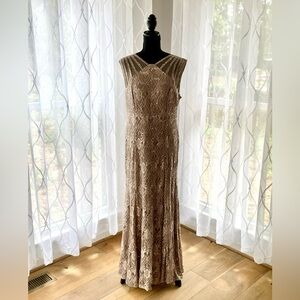 Women’s R&M Richard’s Lace Gown